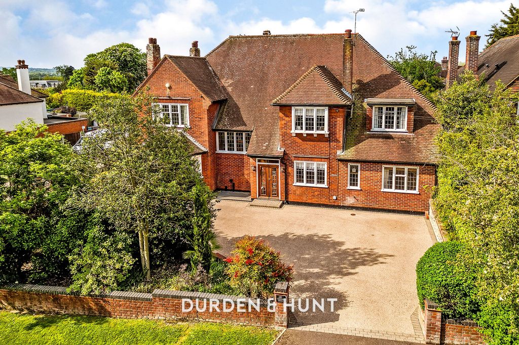 6 bed detached house for saleTraps Hill, Loughton IG10