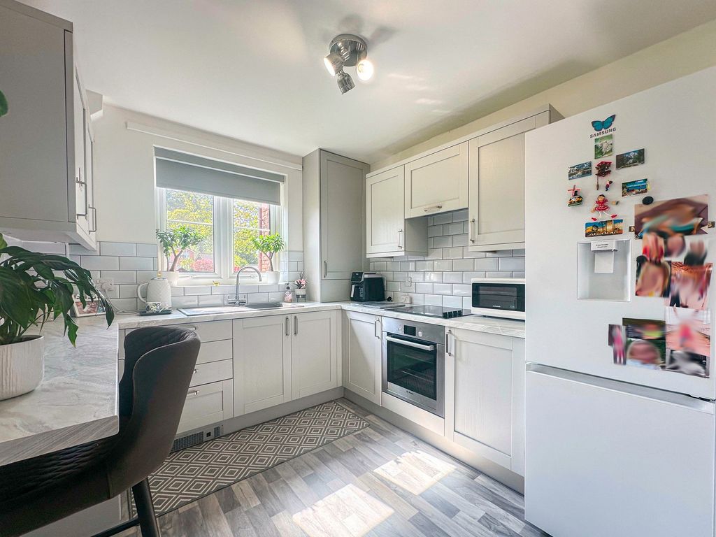 2 bed flat for saleBrimstage Road, Heswall CH60 photo 3