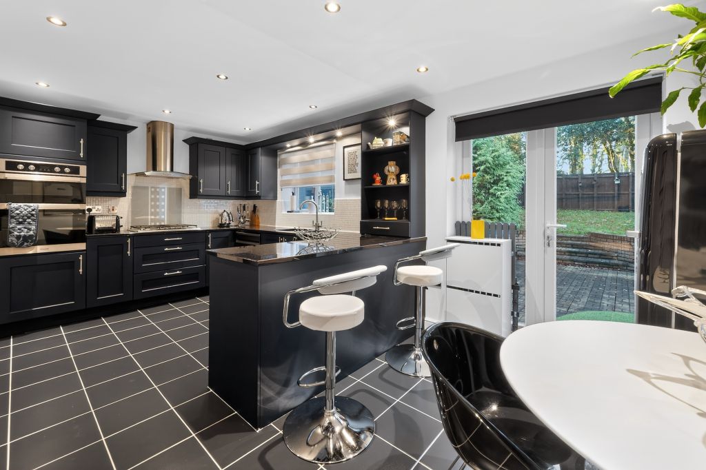 6 bed detached house for salePaddock Close, Mansfield NG18 photo 5