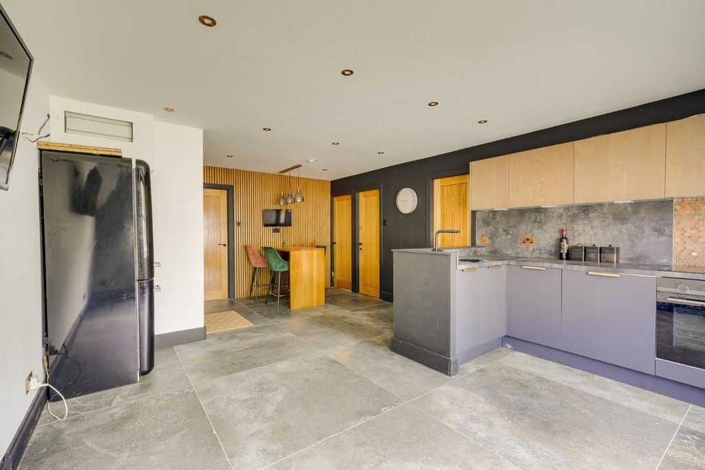 3 bed flat for saleGrasmere Way, Linslade, Leighton Buzzard LU7 photo 4