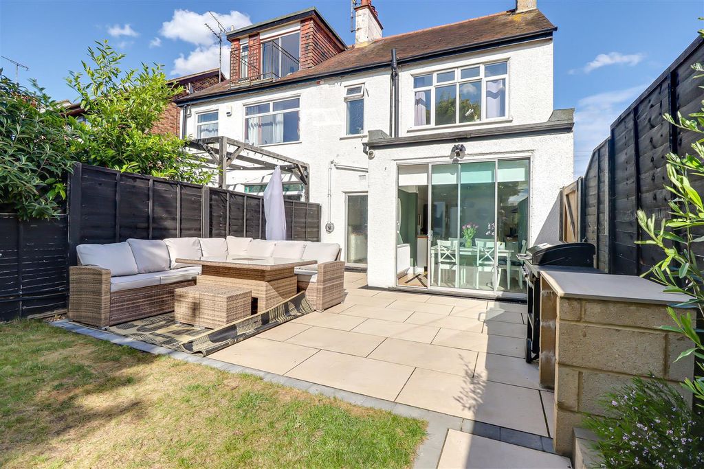 Additional image 20 of 3 bed semi-detached house for saleCheltenham Drive, Leigh-On-Sea SS9