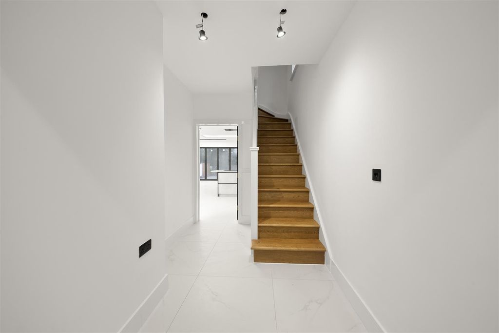 Additional image 5 of 5 bed semi-detached house for saleThe Heights, Northolt UB5