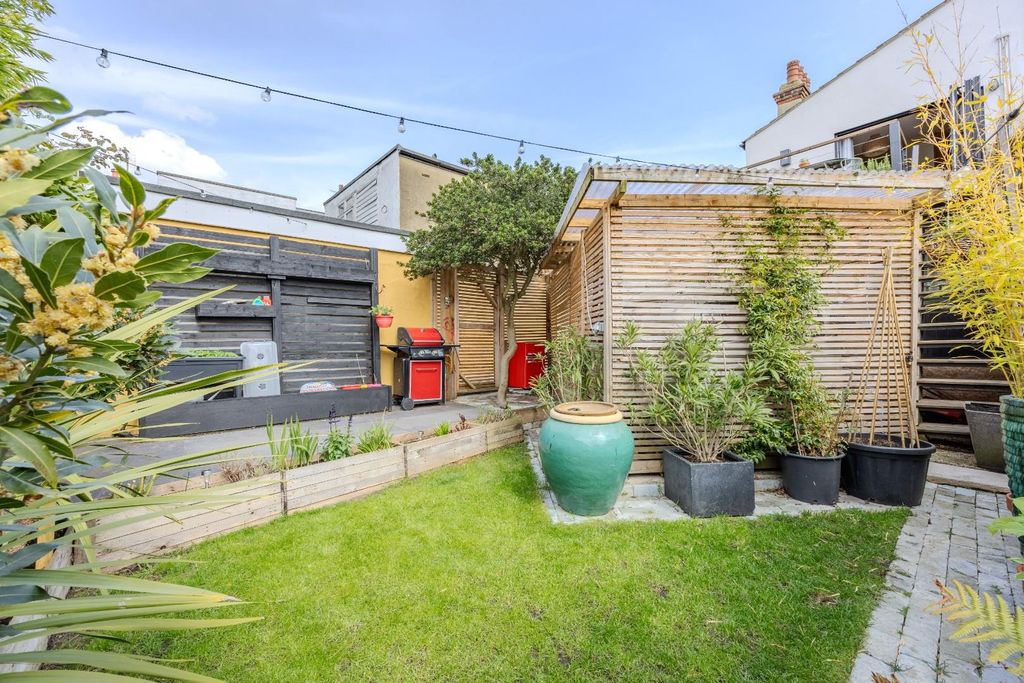 Additional image 23 of 3 bed flat for saleCarlton Drive, Leigh-On-Sea SS9