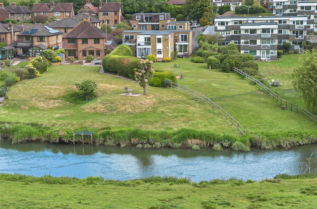 2 bed flat for saleLower Street, Pulborough, West Sussex RH20