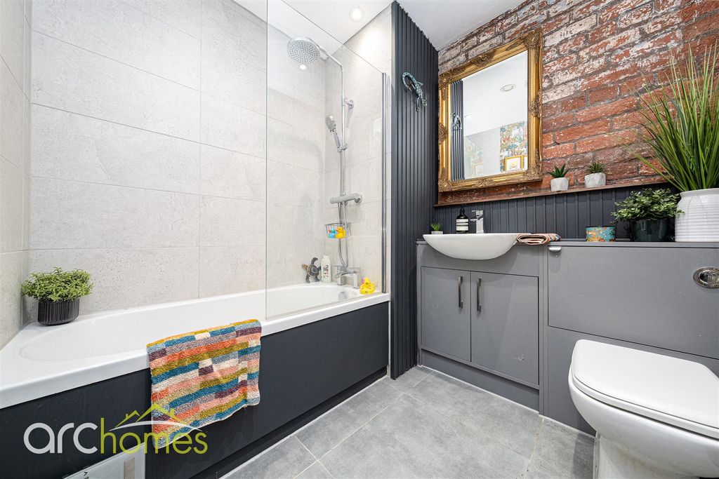 2 bed flat for saleMather Lane, Leigh WN7 photo 4