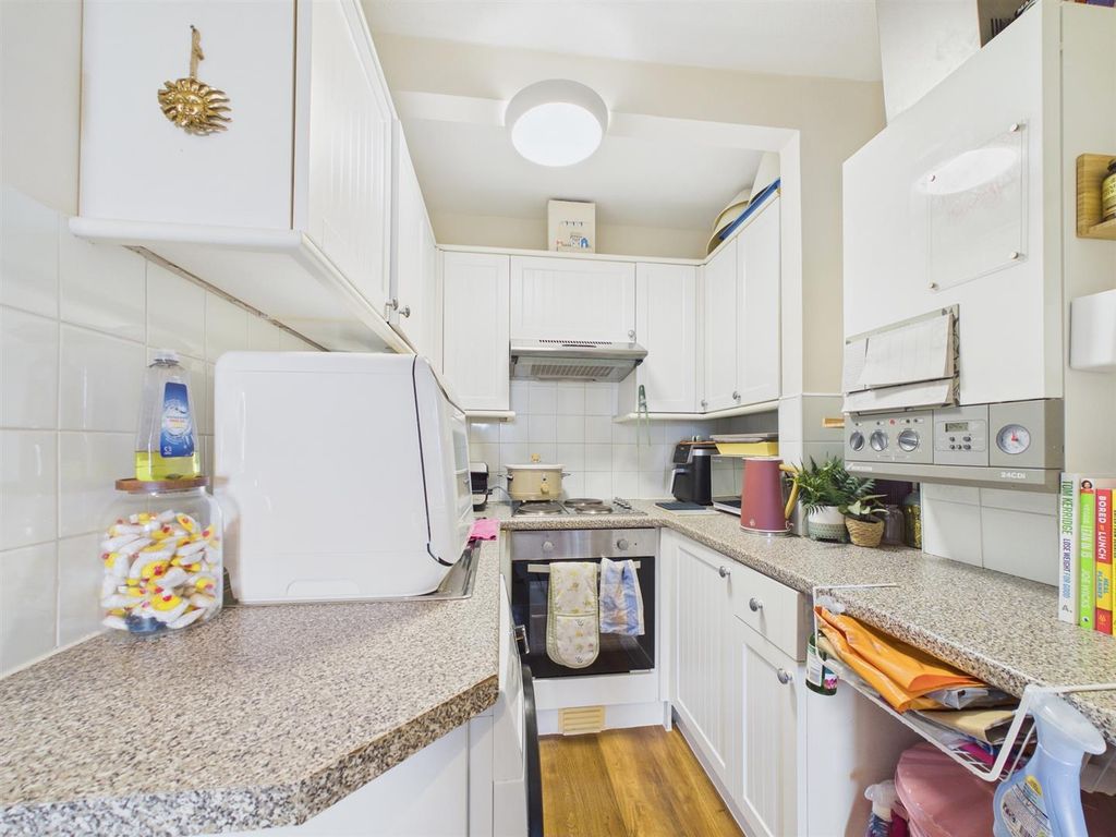 2 bed flat for saleLarkstone Terrace, Ilfracombe EX34 photo 2