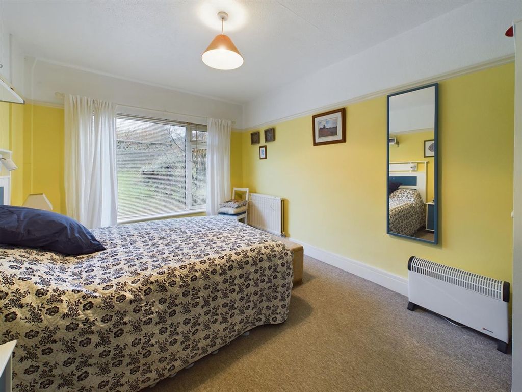 3 bed detached bungalow for salePointfields Crescent, Hakin SA73 photo 5