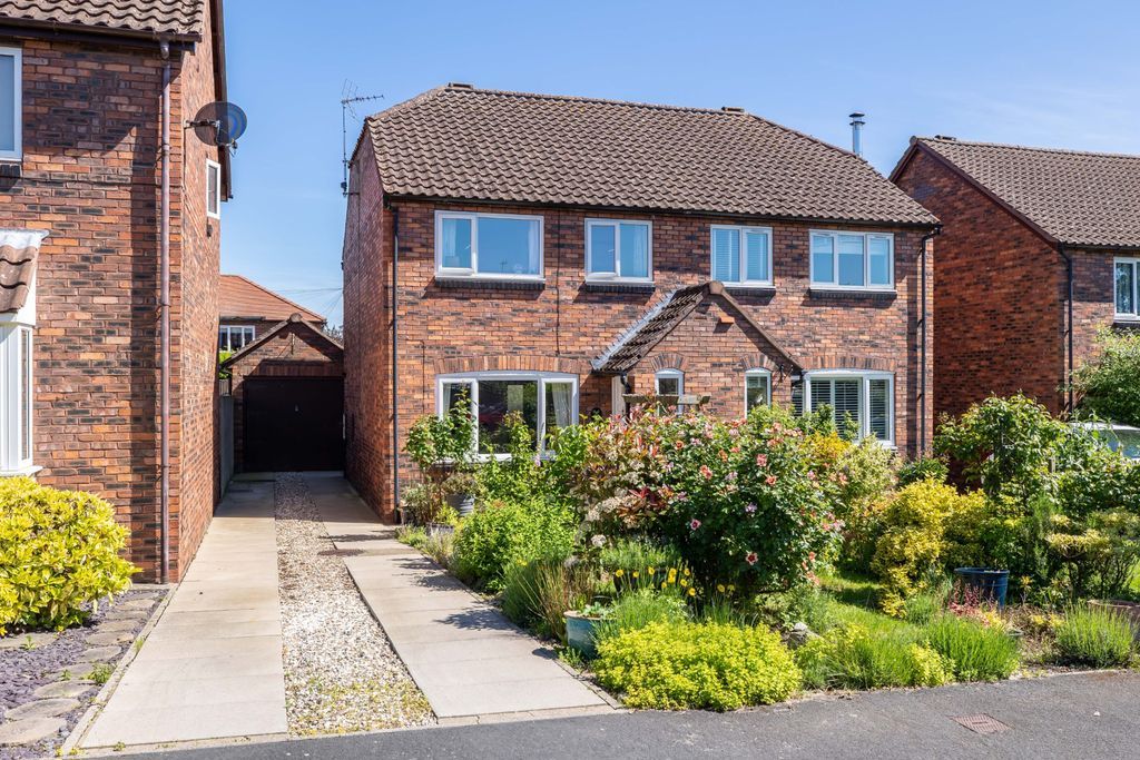 3 bed semi-detached house for saleTown End Close, Pickering YO18