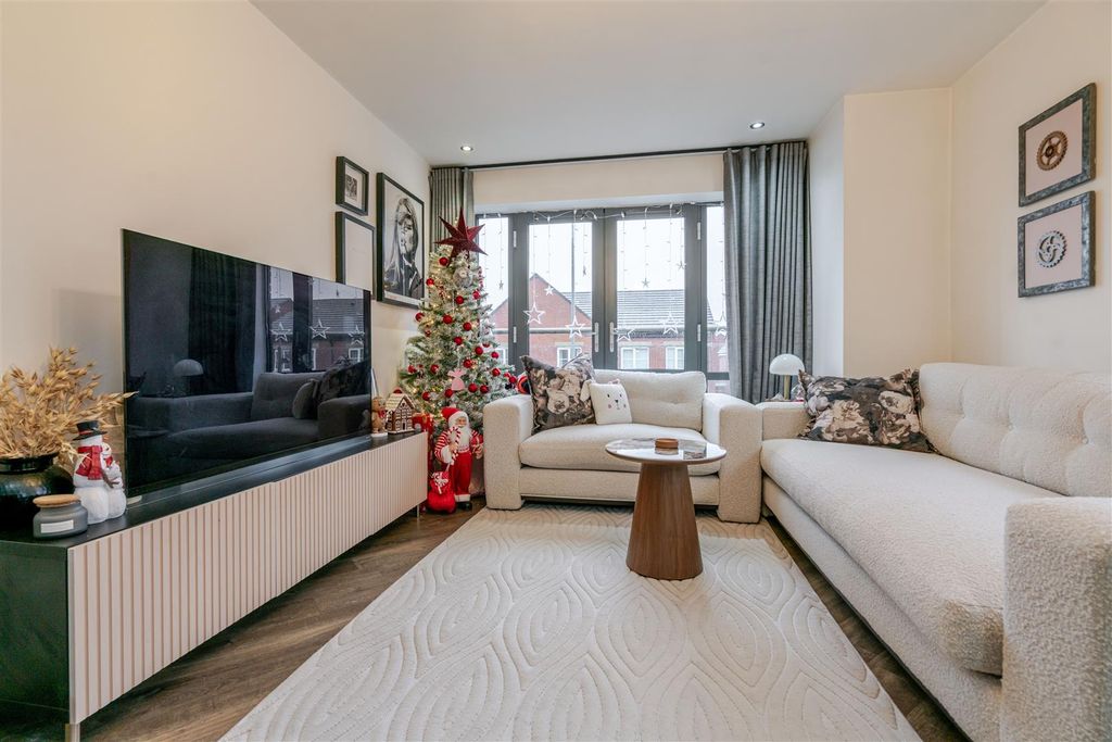 2 bed flat for saleMarina Walk, Leigh WN7 photo 3