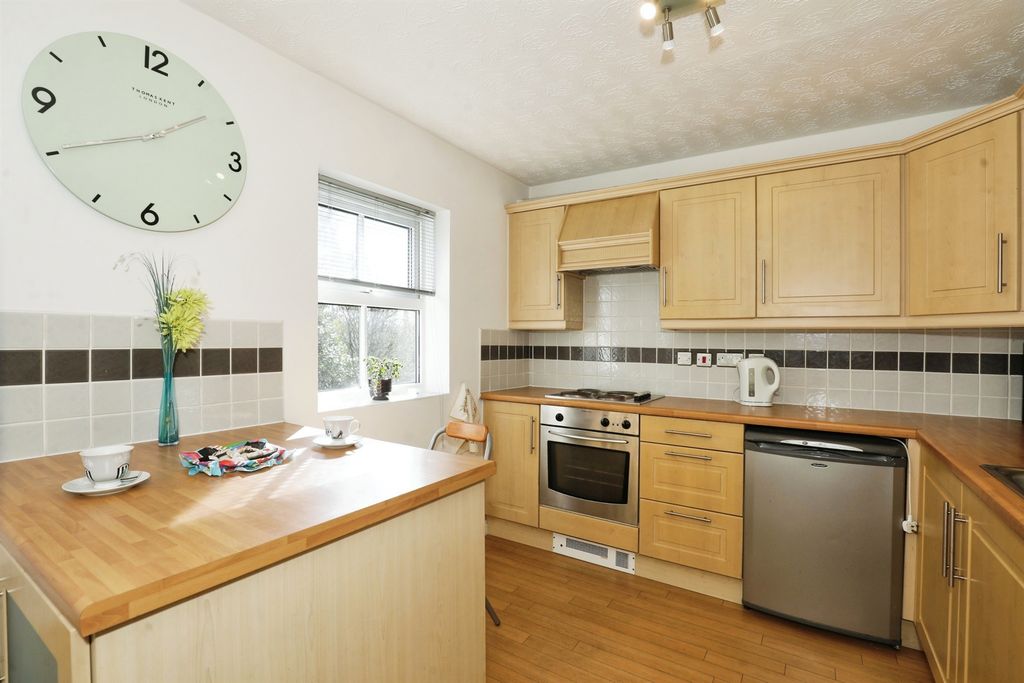 2 bed flat for saleBlakemere Drive, Northwich CW9 photo 3