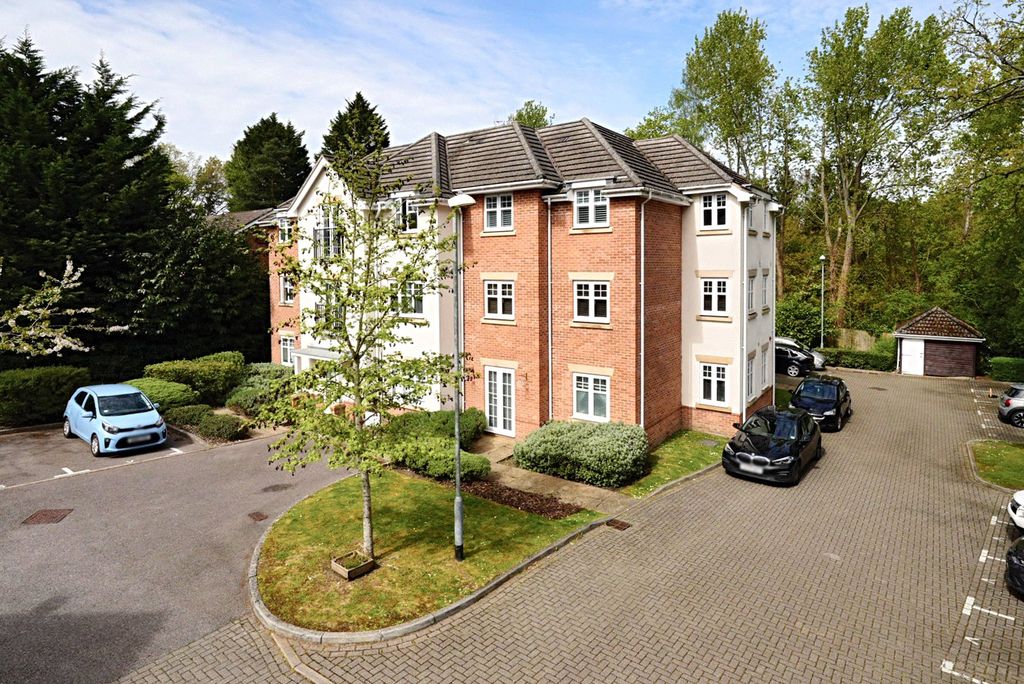1 bed flat for saleLightwater, Surrey GU18