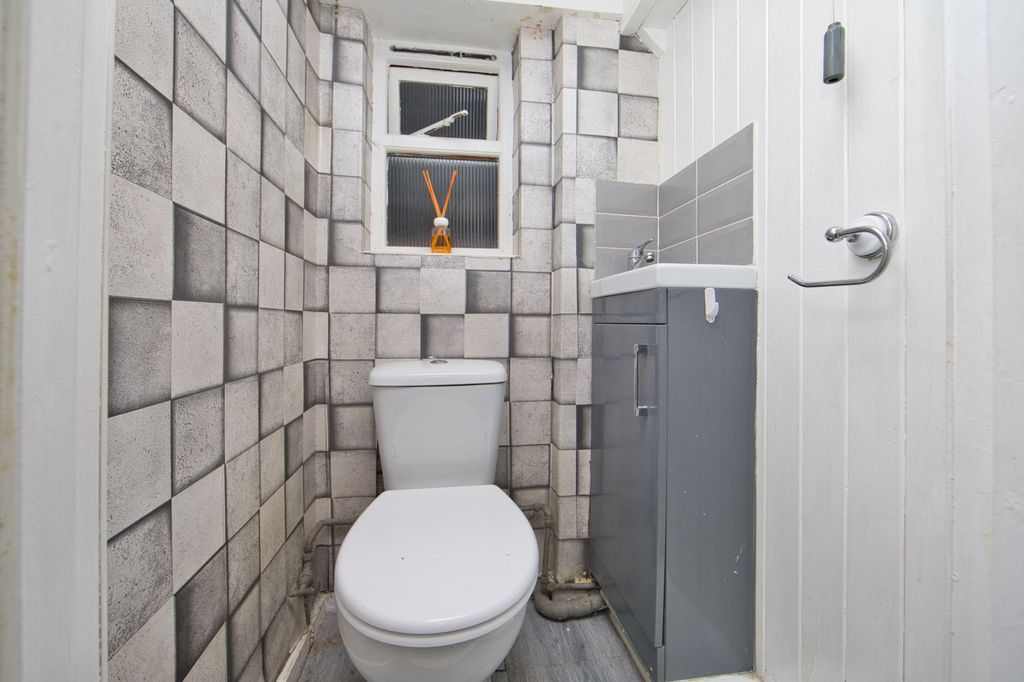 Additional image 9 of 3 bed semi-detached house for saleGeorge V Avenue, Margate, Kent CT9