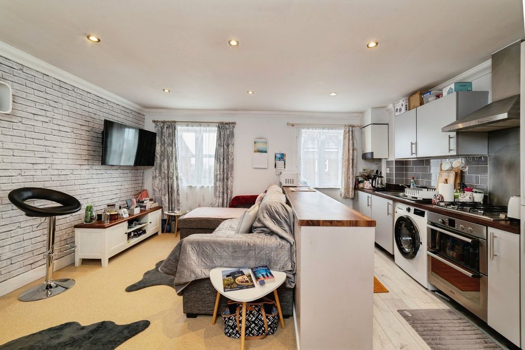 2 bed flat for saleFoundry Close, Melksham SN12 photo 3