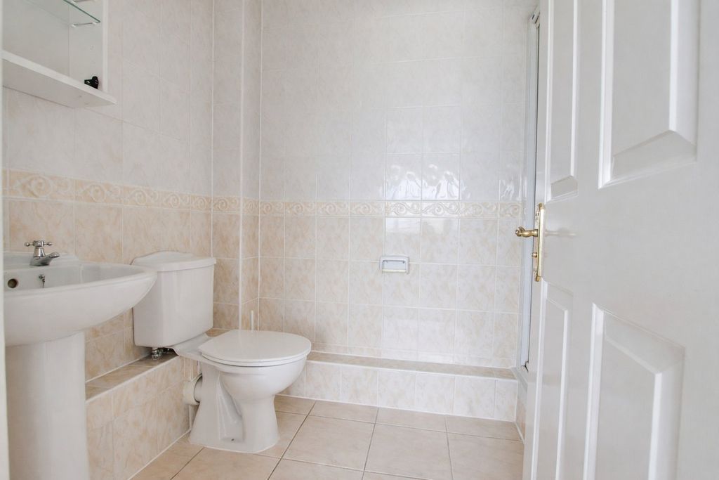 Additional image 8 of 2 bed flat for saleAvenue Road, Lymington, Lymington SO41