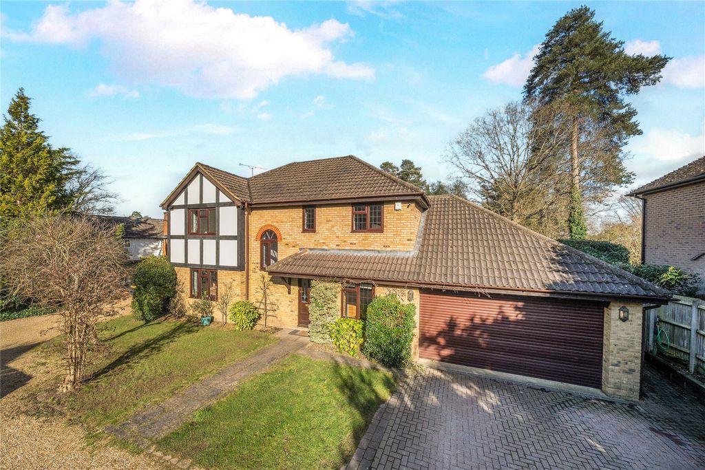4 bed detached house for saleLightwater GU18