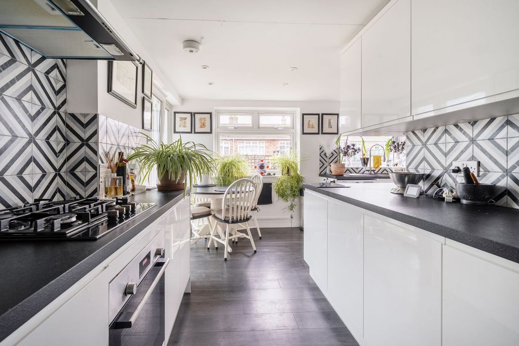 Additional image 7 of 3 bed detached house for saleHeathfield Park, Midhurst GU29