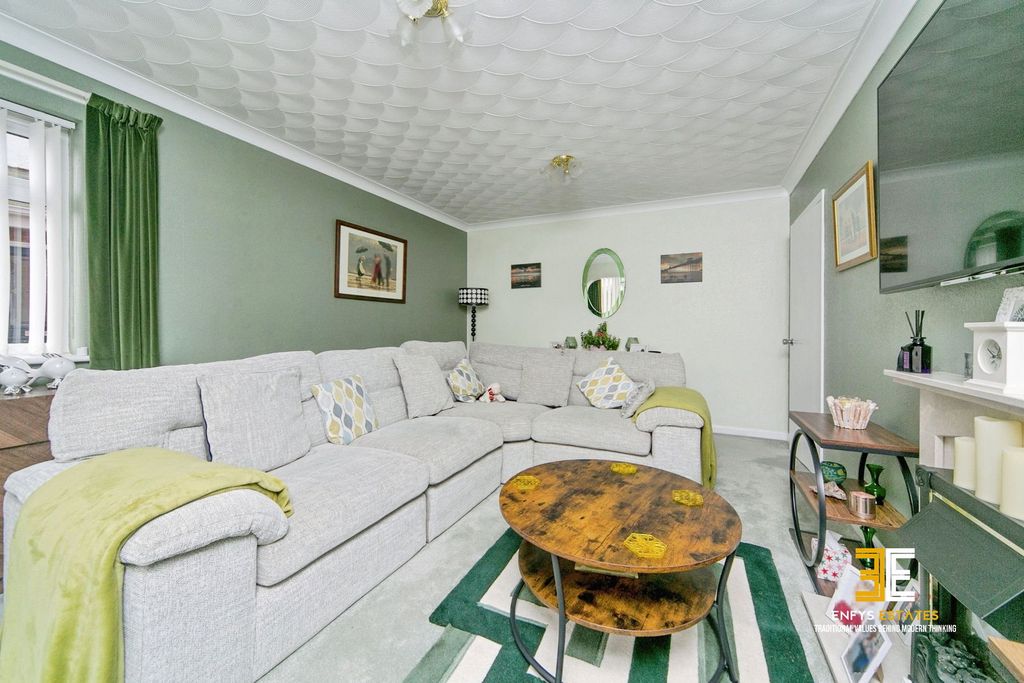 2 bed flat for saleTrinity Crescent, Llandudno LL30 photo 4