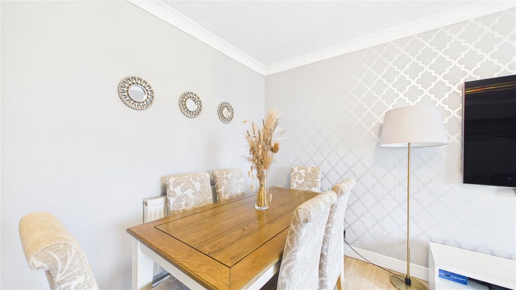 2 bed flat for saleLightwater, Surrey GU18 photo 5