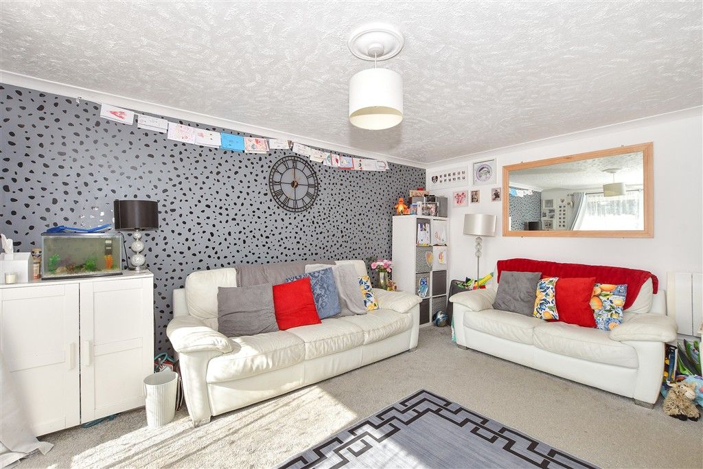 2 bed flat for saleNewlands Crescent, East Grinstead, West Sussex RH19