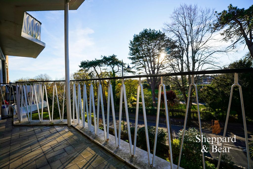 2 bed flat for saleBeach Road, Penarth CF64 photo 3