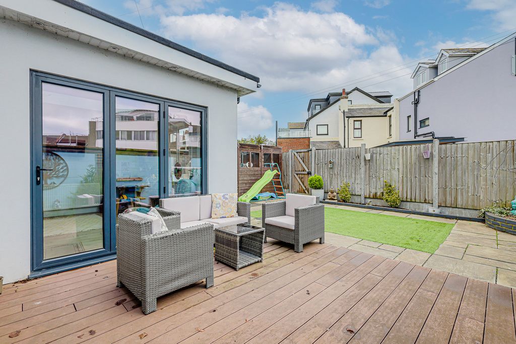 Additional image 18 of 2 bed flat for saleGrand Parade, Leigh-On-Sea SS9