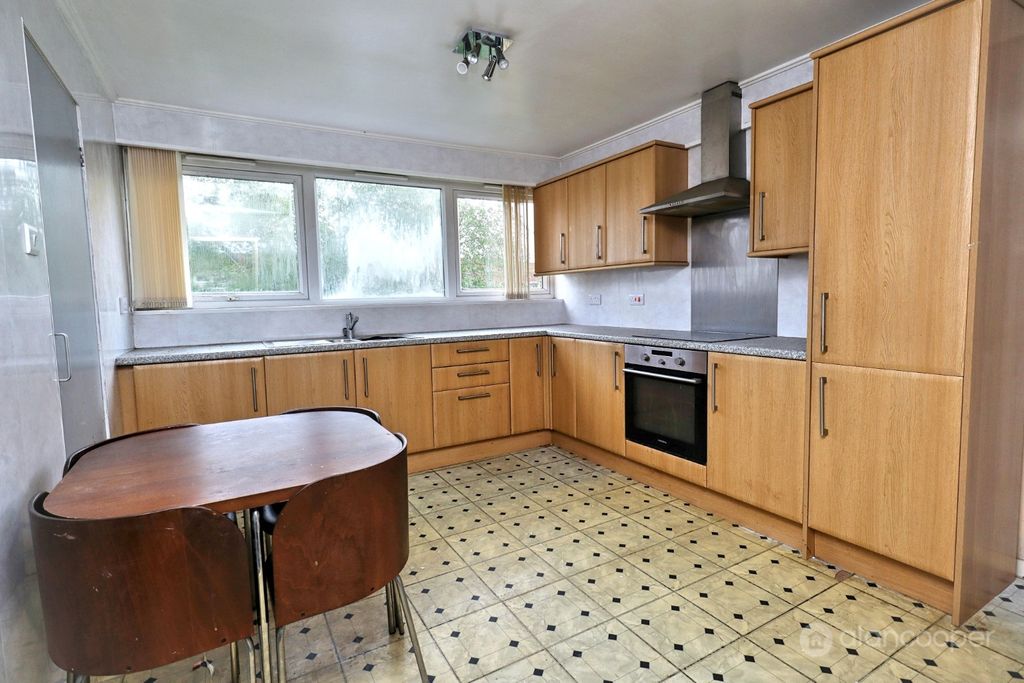 2 bed flat for saleCleaver Gardens, Nuneaton, Warwickshire CV10 photo 5