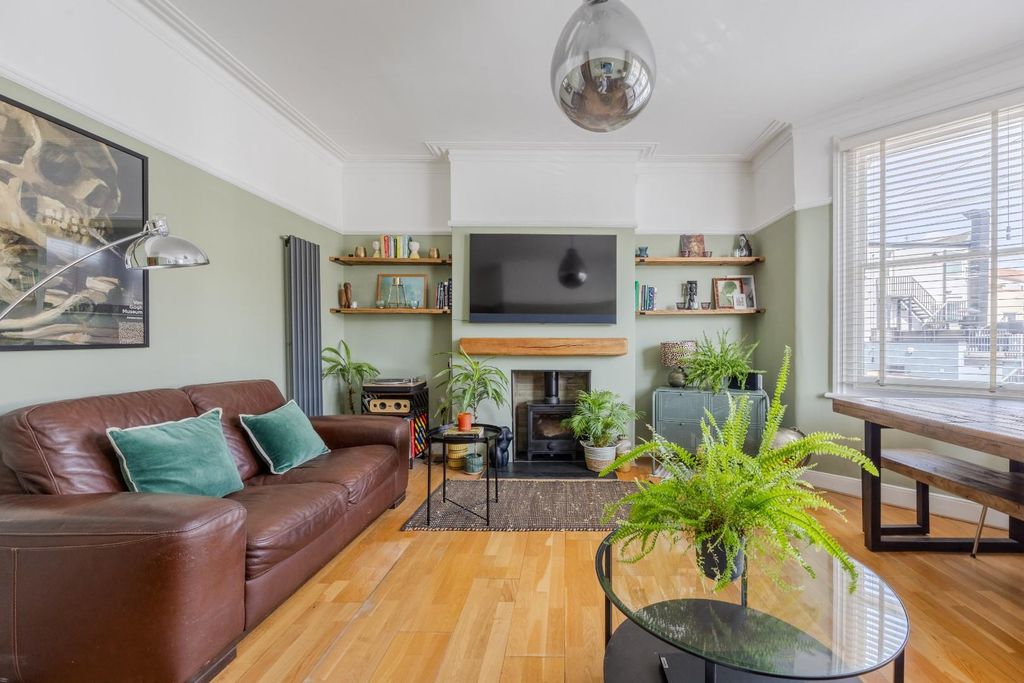 Additional image 9 of 3 bed flat for saleCarlton Drive, Leigh-On-Sea SS9