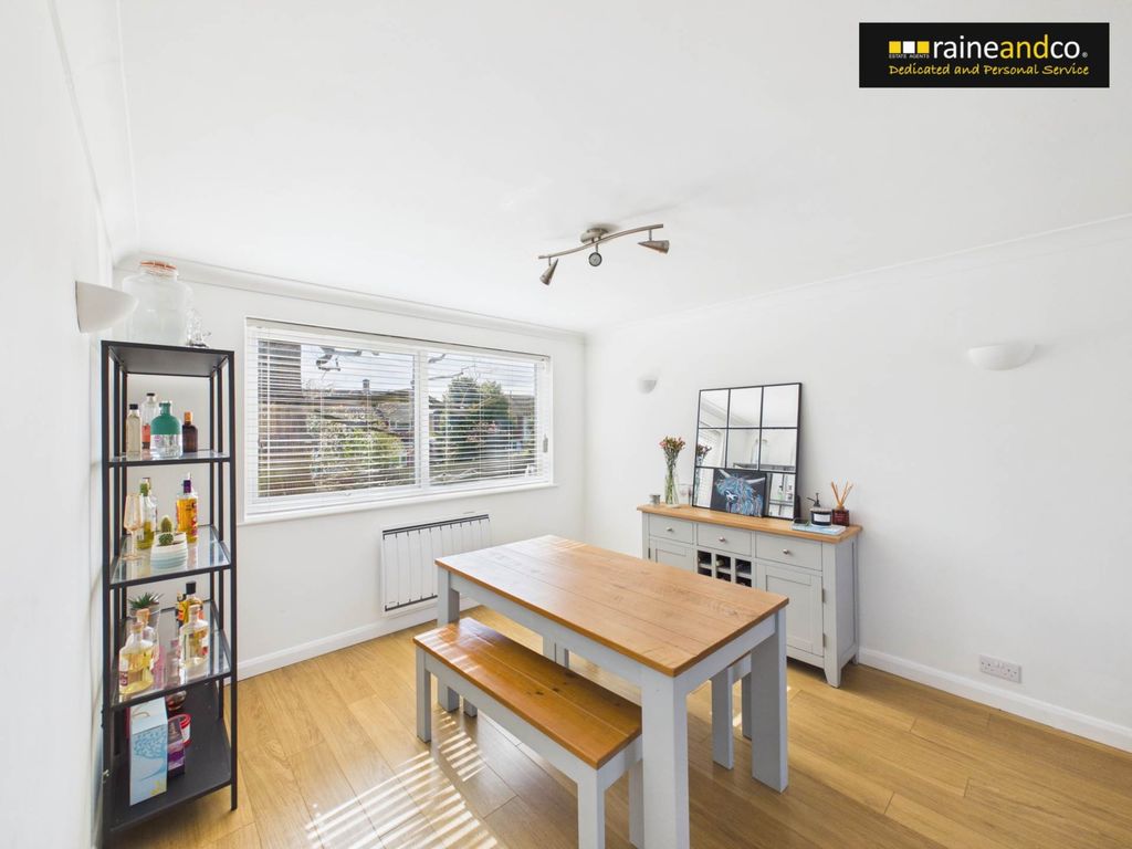 2 bed flat for saleStapleton Close, Potters Bar EN6 photo 3