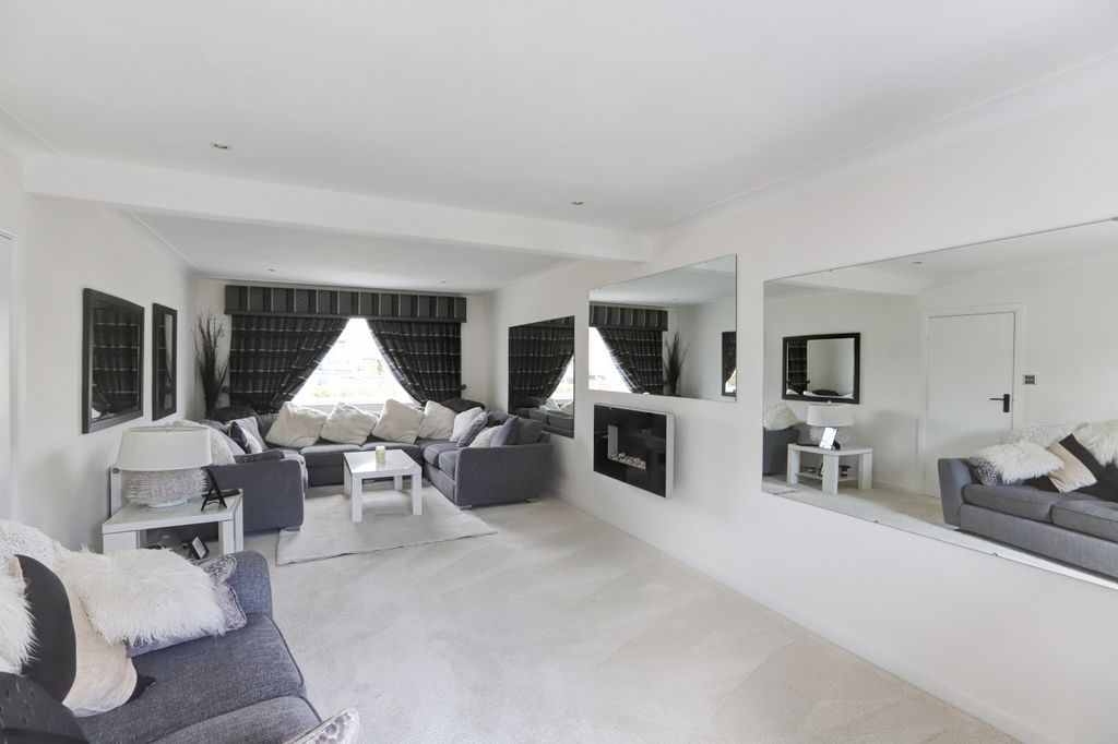4 bed detached house for saleLancaster Avenue, Lytham St. Annes FY8 photo 4