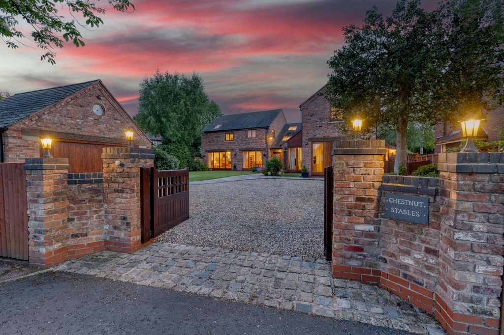 5 bed property for saleWalnut Lane, Hartford CW8