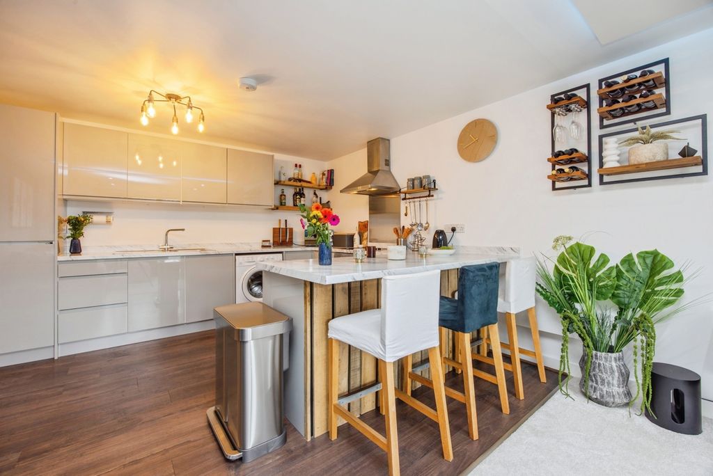 2 bed flat for saleSandy Hill, St. Austell, Cornwall PL25 photo 4