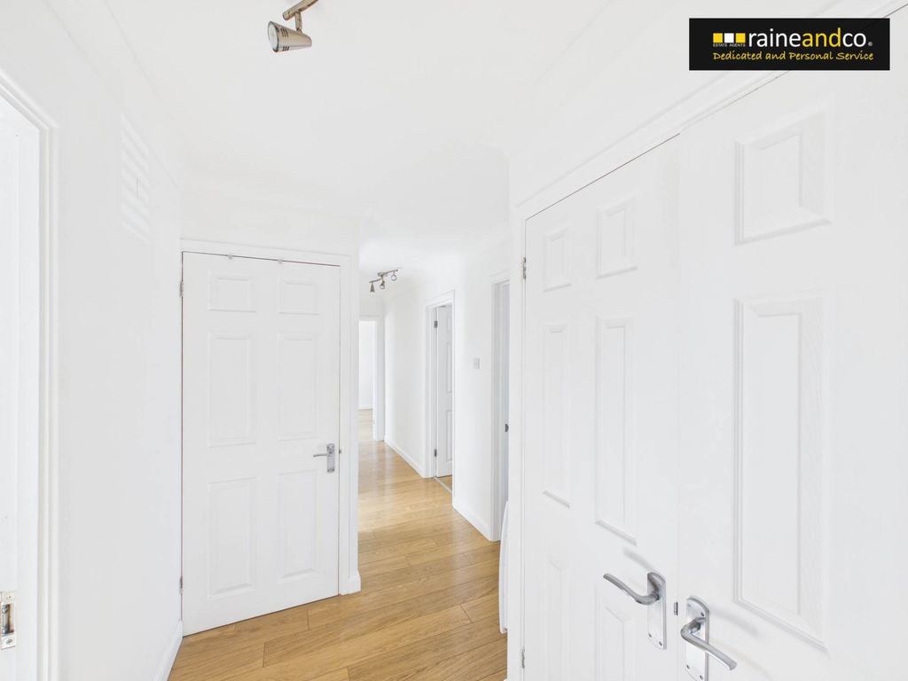 2 bed flat for saleStapleton Close, Potters Bar EN6 photo 5