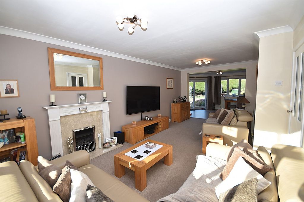 4 bed detached house for salePine Close, Macclesfield SK10 photo 2