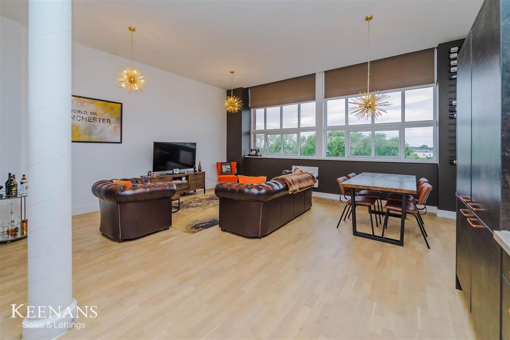 2 bed flat for saleMather Lane, Leigh WN7 photo 3