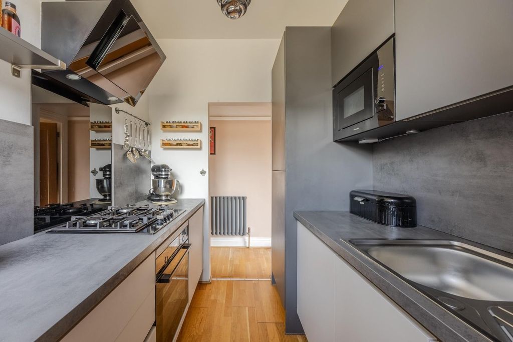 Additional image 11 of 3 bed flat for saleCarlton Drive, Leigh-On-Sea SS9