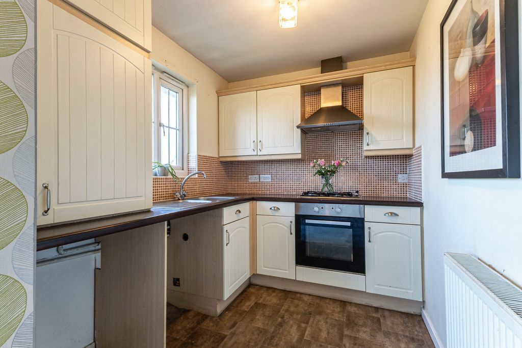 2 bed flat for saleMoorcroft, Ossett WF5 photo 4