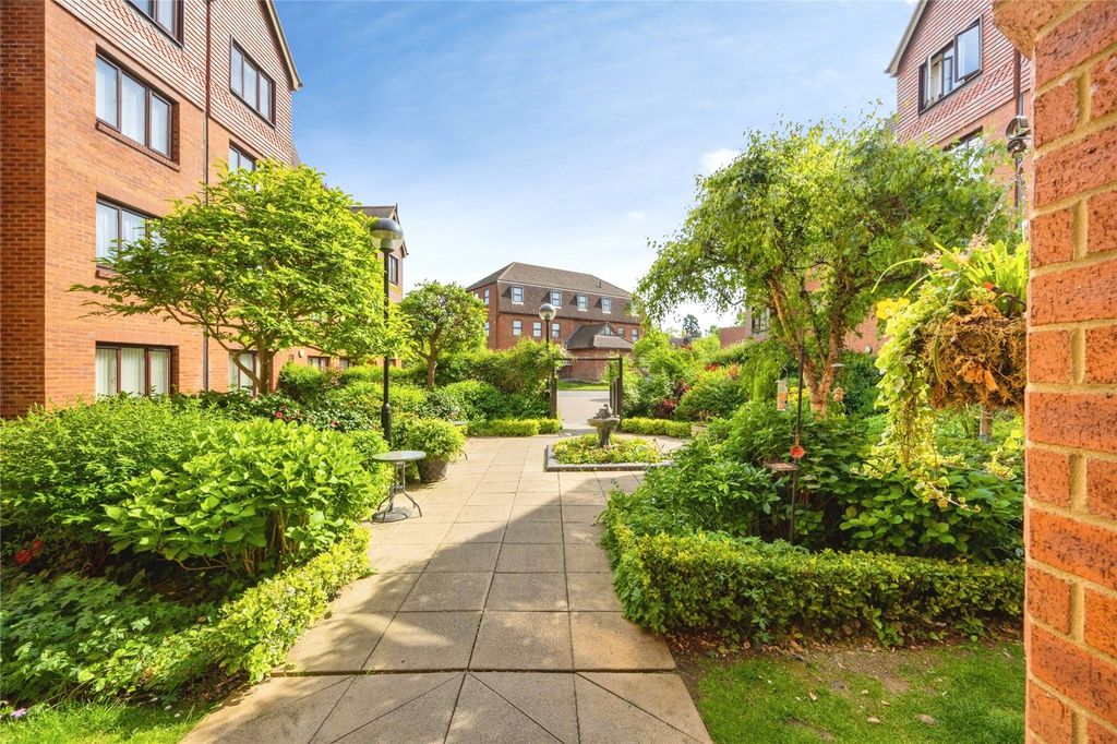 2 bed flat for saleRosebury Court, Water Lane, Leighton Buzzard, Bedfordshire LU7