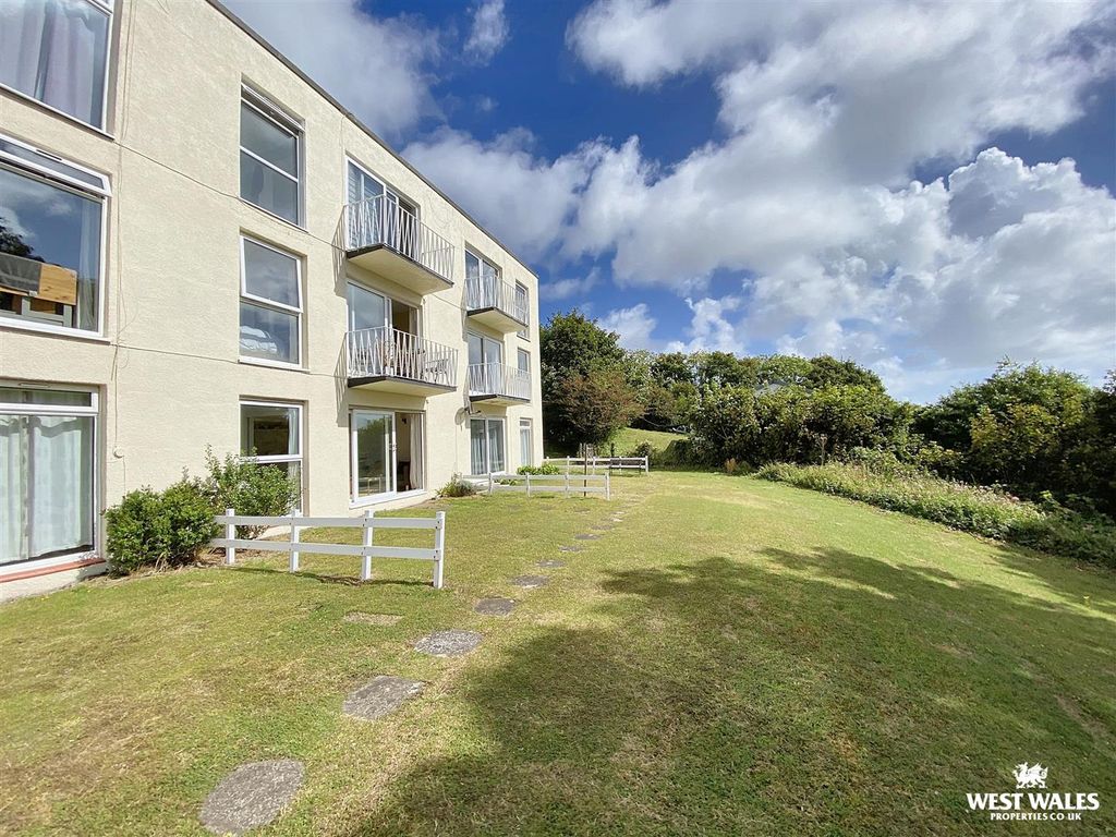 2 bed flat for saleDevon Court, Freshwater East, Pembroke SA71