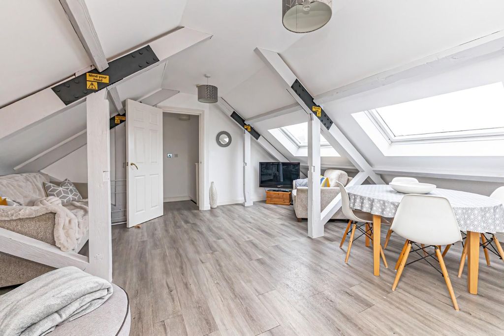 2 bed flat for saleOld Road, Leighton Buzzard LU7 photo 5