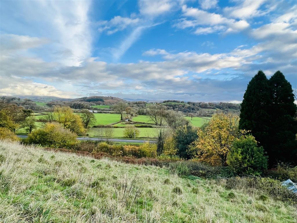 4 bed property for saleLlanwrda SA19 photo 3