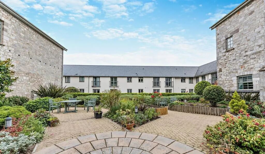 1 bed flat for saleEast Street, Newton Abbot, Devon. TQ12