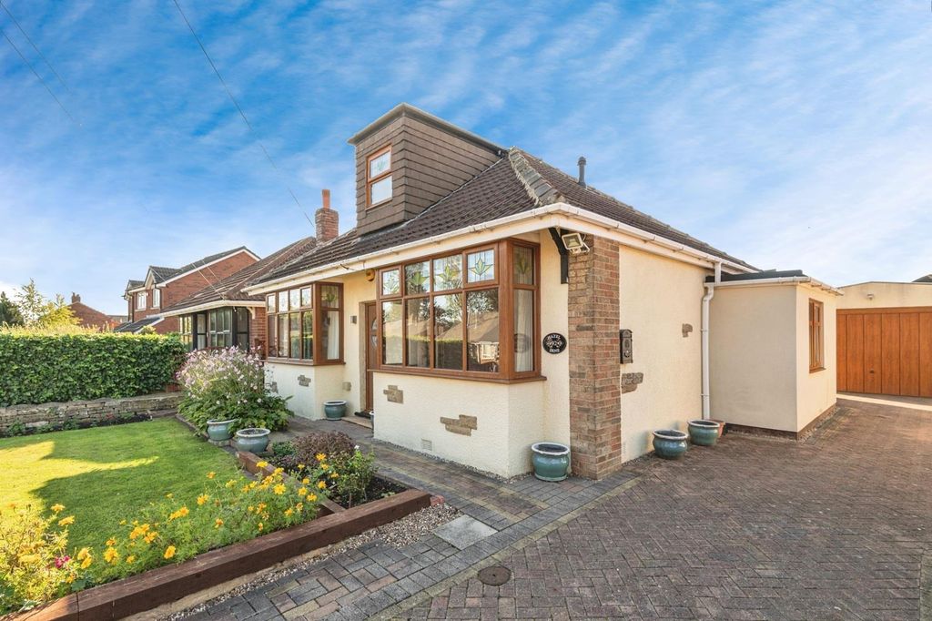2 bed detached bungalow for saleManor Road, Ossett WF5
