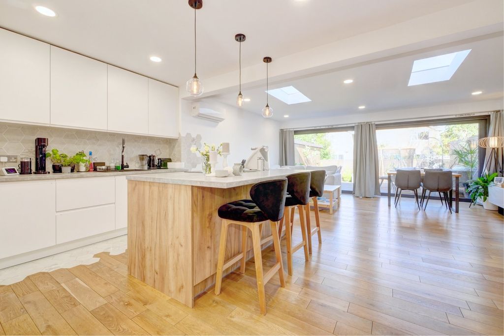 4 bed semi-detached bungalow for saleWindmill Road, Polegate BN26