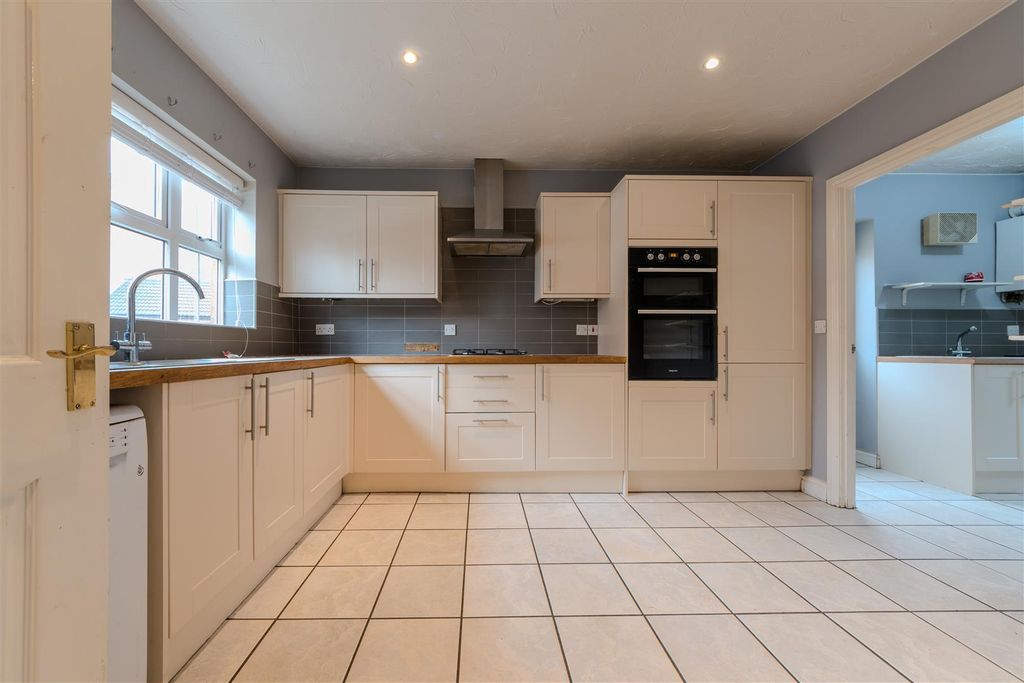 5 bed detached house for saleCoriolanus Square, Heathcote, Warwick CV34 photo 3