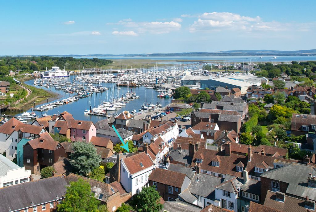 4 bed town house for saleQuay Hill, Lymington, Hampshire SO41