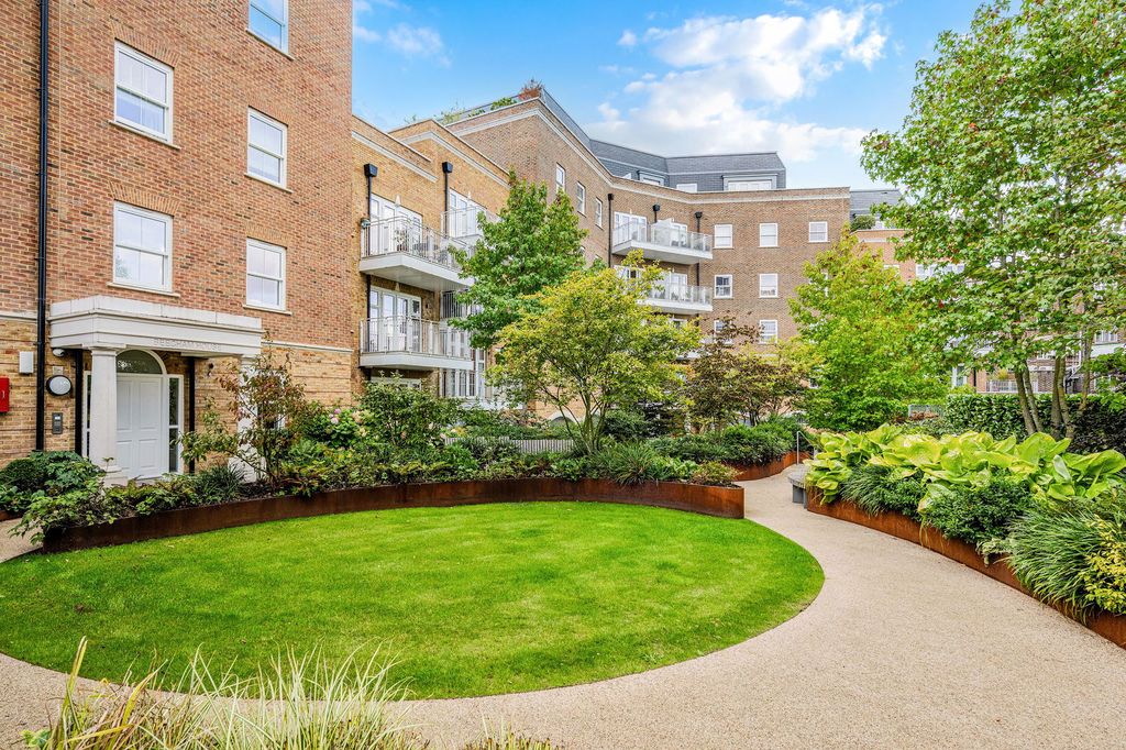 2 bed flat for sale2 Eden Place, Oxted RH8