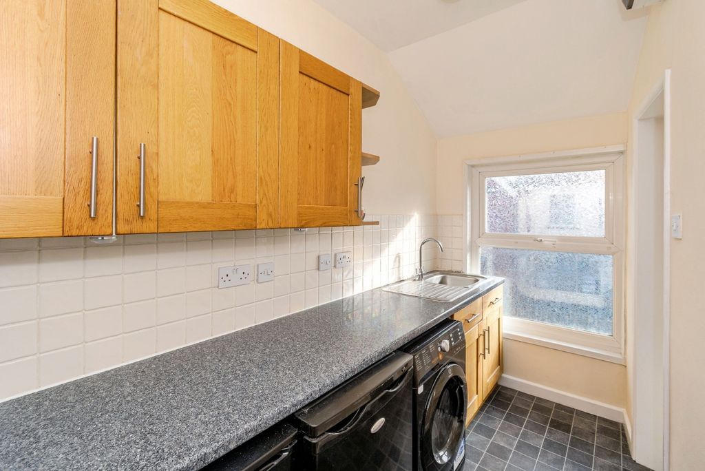 Additional image 4 of 2 bed flat for saleHigh Street, Lyndhurst, Hampshire SO43