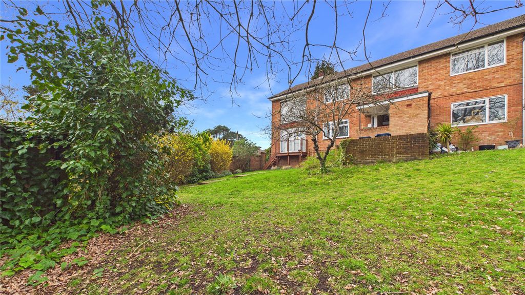 2 bed flat for saleLightwater, Surrey GU18 photo 2