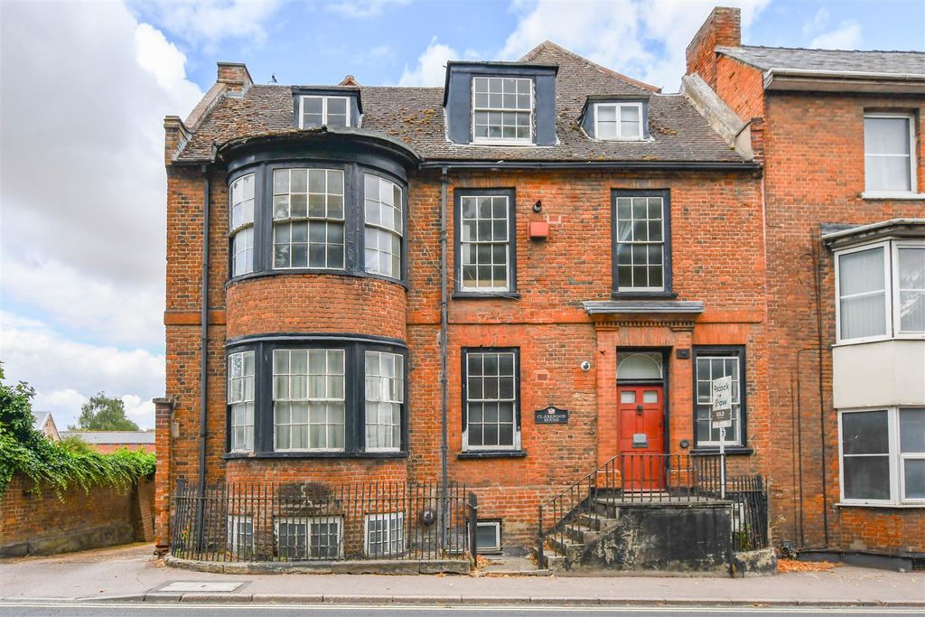 2 bed flat for saleHigh Street, Newmarket CB8