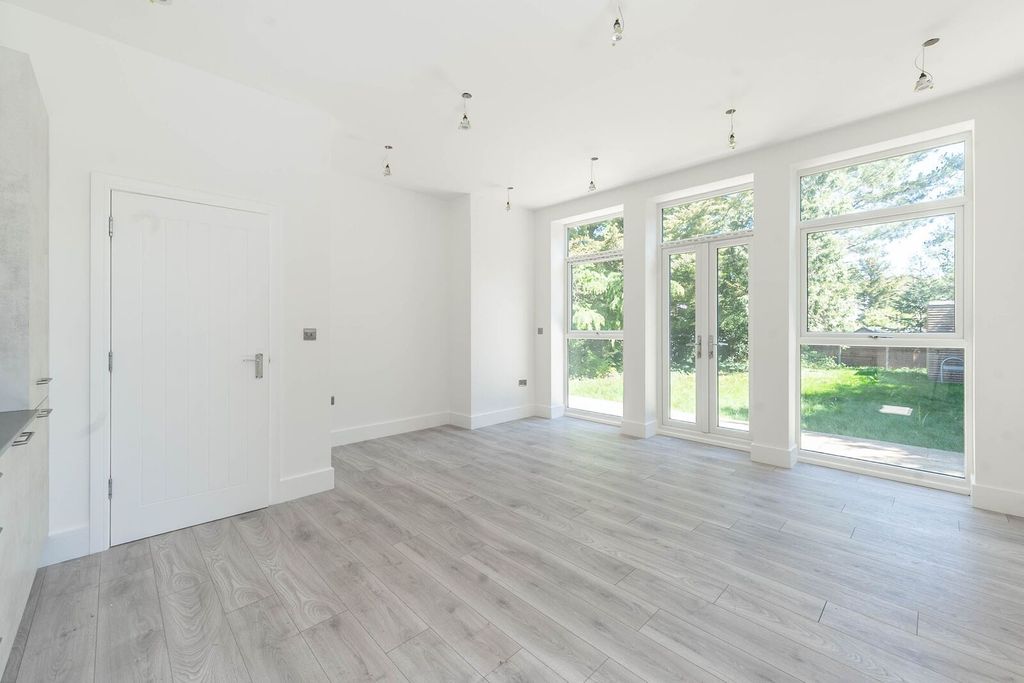 2 bed flat for saleWest End Lane, Pinner HA5 photo 2